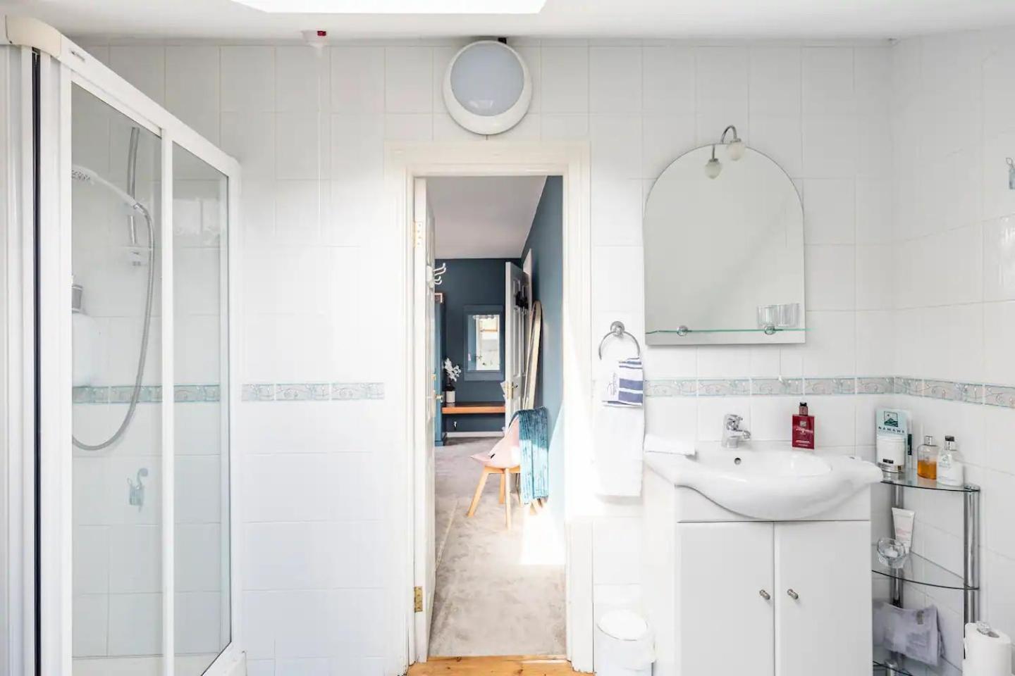 Station Road Homestay Каслбар Экстерьер фото