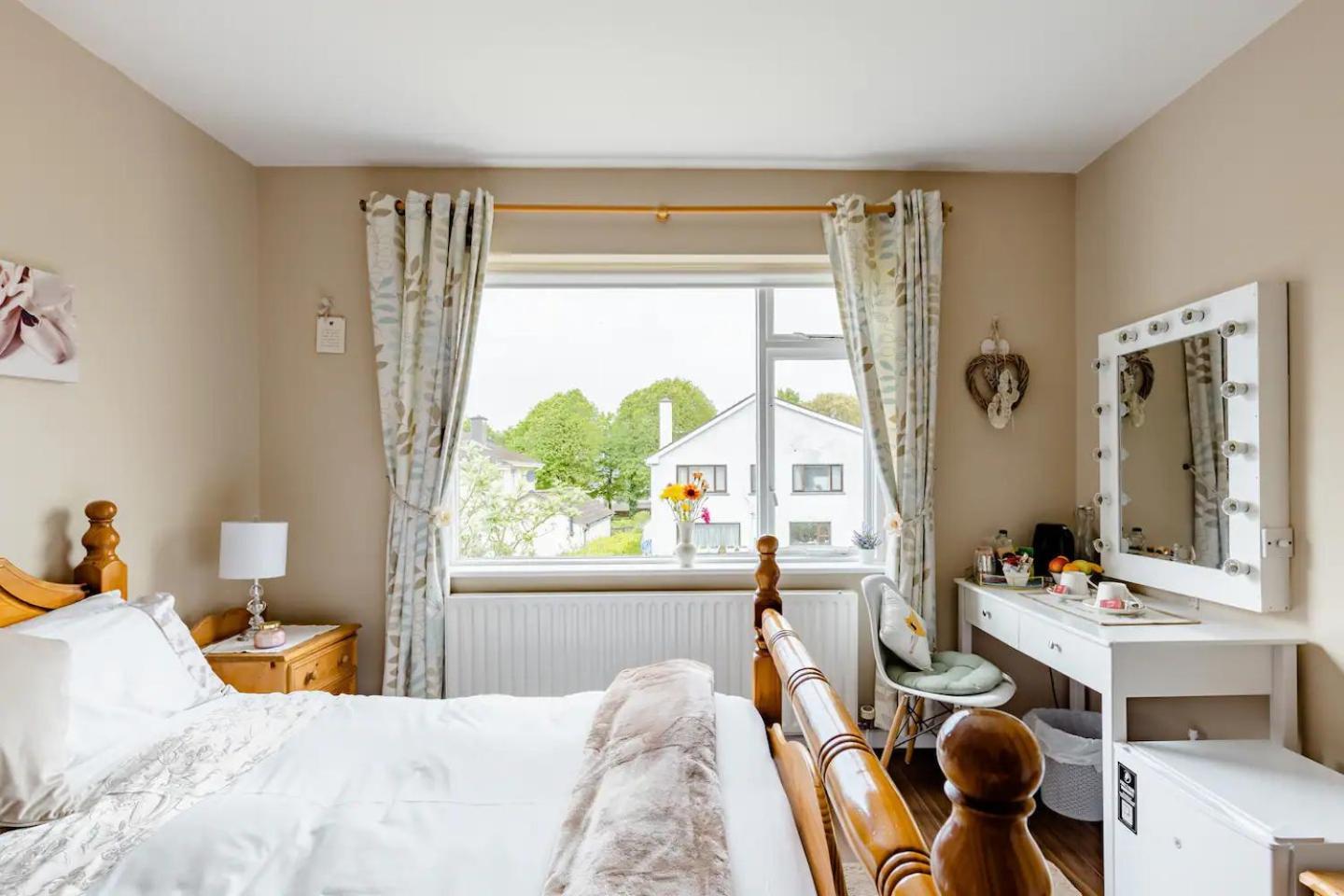 Station Road Homestay Каслбар Экстерьер фото